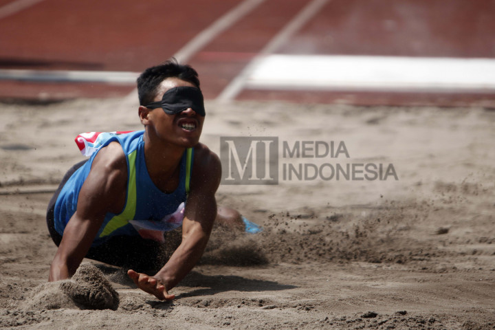 Para atlet difabel mengikuti pertandingan cabang olahraga atletik berbagai nomor dan klasifikasi pada Peparnas XV/2016 Jabar di Stadion GBLA, Bandung, Minggu (16/10/2016).