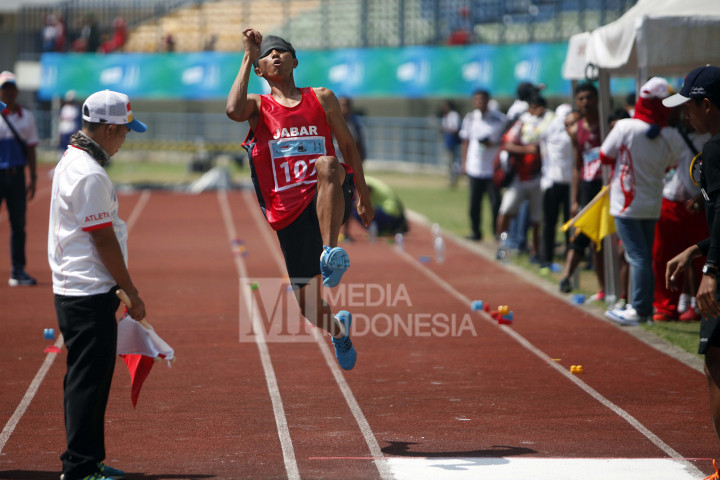 Para atlet difabel mengikuti pertandingan cabang olahraga atletik berbagai nomor dan klasifikasi pada Peparnas XV/2016 Jabar di Stadion GBLA, Bandung, Minggu (16/10/2016).