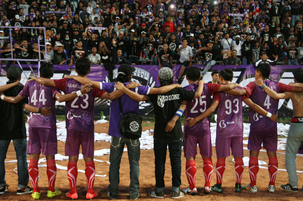 Sejumlah pemain Persik Kediri menenangkan pendukungnya usai mengalahkan Celebest FC 1-0 dalam babak 16 besar Indonesia Soccer Championship (ISC) B di Stadion Brawijaya, Kediri, Jawa Timur, Minggu (16/10/2016)