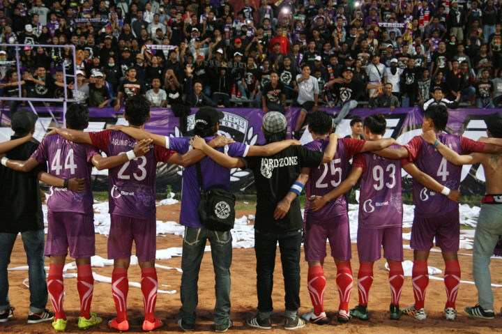 Sejumlah pemain Persik Kediri menenangkan pendukungnya usai mengalahkan Celebest FC 1-0 dalam babak 16 besar Indonesia Soccer Championship (ISC) B di Stadion Brawijaya, Kediri, Jawa Timur, Minggu (16/10/2016)