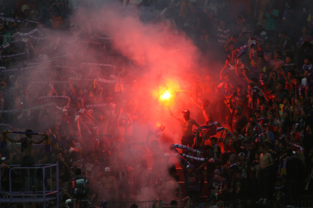 Sejumlah pendukung Persik Kediri menyalakan flare saat pertandingan babak 16 besar Indonesia Soccer Championship (ISC) B antara Persik Kediri melawan Celebest FC di Stadion Brawijaya, Kediri, Jawa Timur, Minggu (16/10/2016)