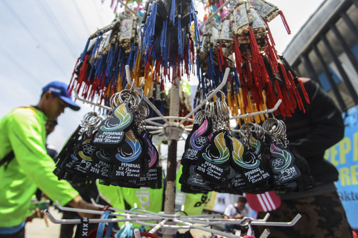 Calon pembeli memilih pernak-pernik Peparnas XV yang dijual di Stadion Gelora Bandung Lautan Api, Bandung, Jawa Barat, Senin (17/10/2016)