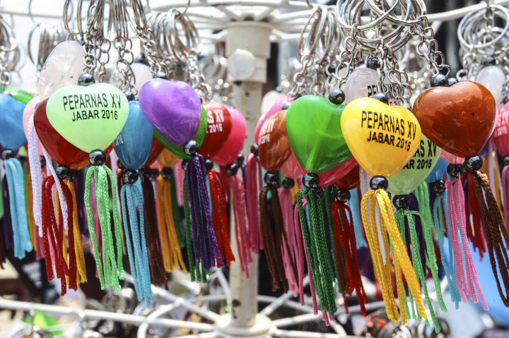 Pernak-pernik Peparnas XV dijual di Stadion Gelora Bandung Lautan Api, Bandung, Jawa Barat, Senin (17/10/2016)