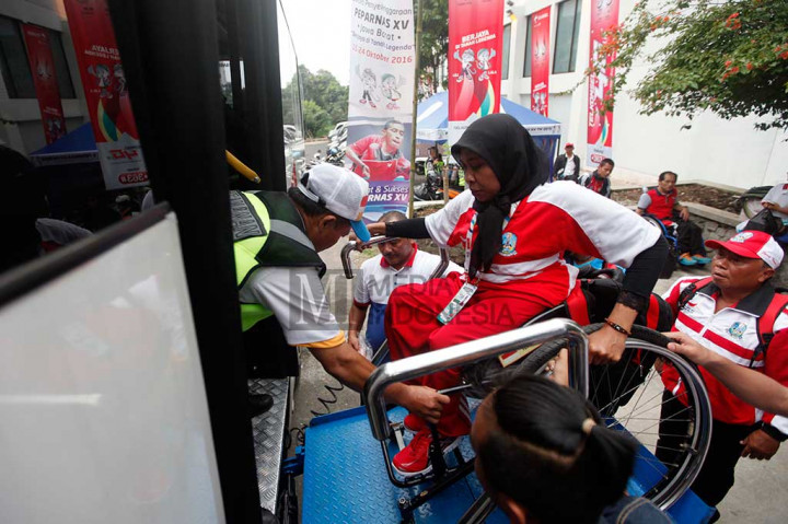 Petugas membantu atlet yang hendak masuk ke dalam bus seusai mengikuti pertandingan pada ajang Peparnas XV di Bandung, Jawa Barat, Senin (17/10/2016).