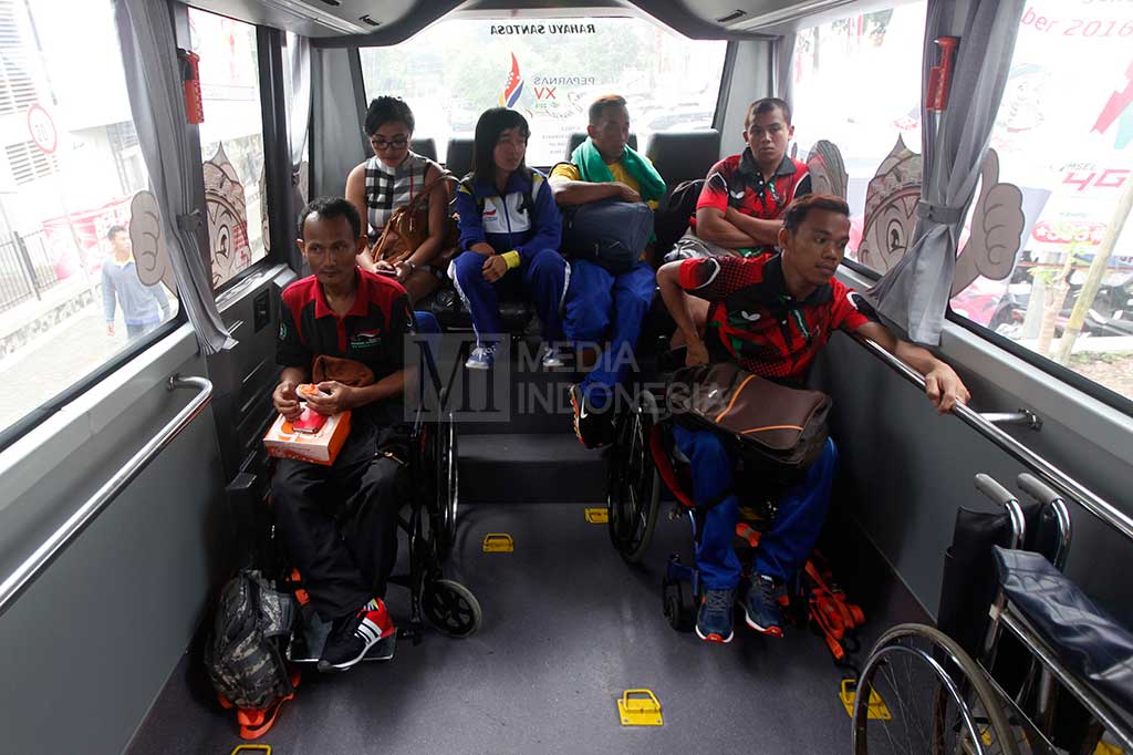 Para atlet difabel menaiki bus khusus.
