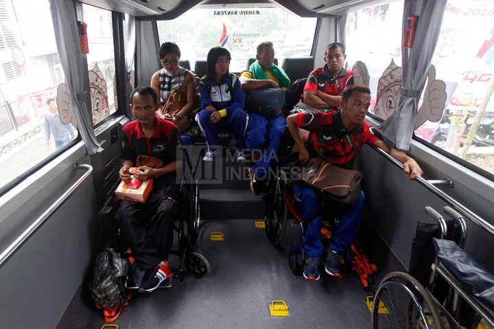 Para atlet difabel menaiki bus khusus.