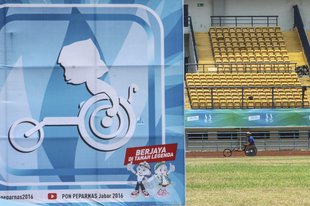 Seorang atlet balap kursi roda melakukan pemanasan sebelum pertandingan balap kursi roda Peparnas XV di Stadion Gelora Bandung Lautan Api, Bandung, Jawa Barat, Senin (17/10/2016)