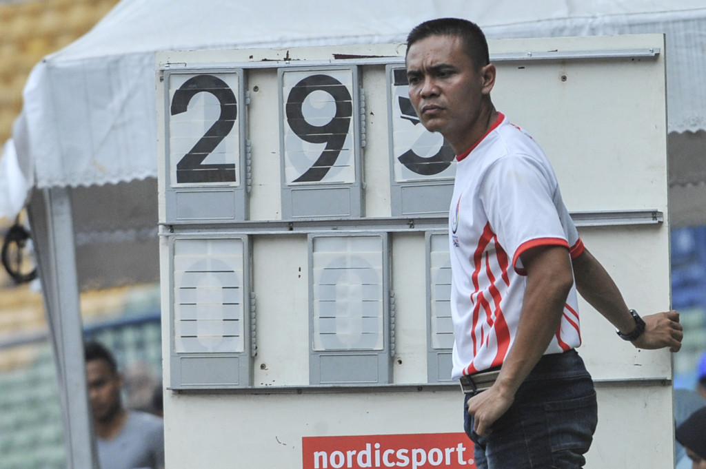 Petugas pencatat skor memperhatikan pertandingan lompat jauh klasifikasi F47 Putra Peparnas XV di Stadion Gelora Bandung Lautan Api, Bandung, Jawa Barat, Senin (17/10/2016)