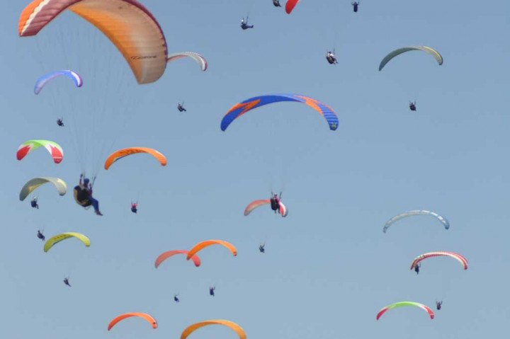 Rekor MURI sebelumnya di tempat yang sama adalah 99 pilot pada 2009 lalu.