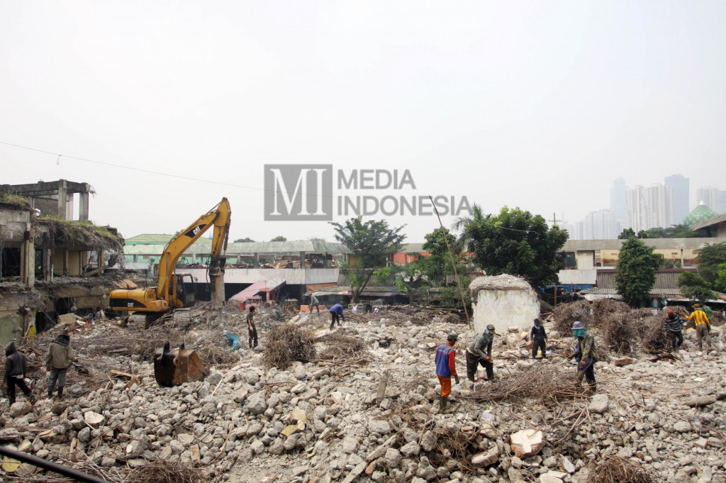 Pekerja melakukan pemotongan besi di bangunan Pasar Rumput, Manggarai, Jakarta, Selasa (18/10/2016)