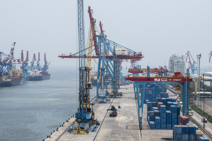 Suasana bongkar muat pelabuhan peti kemas di Pelabuhan Tanjung Priok, Jakarta, Selasa (18/10/2016)