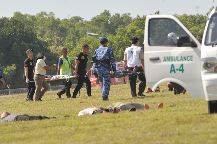 Sejumlah petugas mengevakuasi korban luka-luka saat simulasi kecelakaan pesawat di Bandara Ngurah Rai, Bali, Selasa (18/10/2016)
