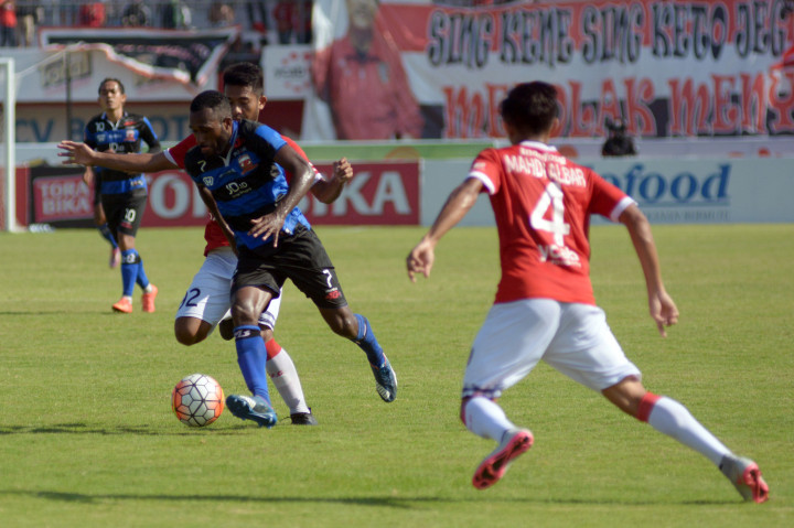 Pesepak bola Madura United Engelberd Sani (kedua kanan) berebut bola dengan pesepak bola Bali United Mahdi Fahri (kanan) dan Syakir (kedua kiri) saat pertandingan Indonesia Soccer Championship 2016 di Stadion I Wayan Dipta, Gianyar, Bali, Selasa (18/10/2016)
