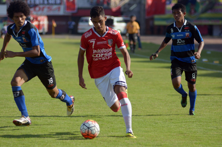Pesepakbola Bali United Miftahul Hamdi (tengah) berebut bola dengan pesepakbola Madura United Ahmad Maulana (kiri) dan Bayu Gatra saat pertandingan Indonesia Soccer Championship 2016 di Stadion I Wayan Dipta, Gianyar, Bali, Selasa (18/10/2016)