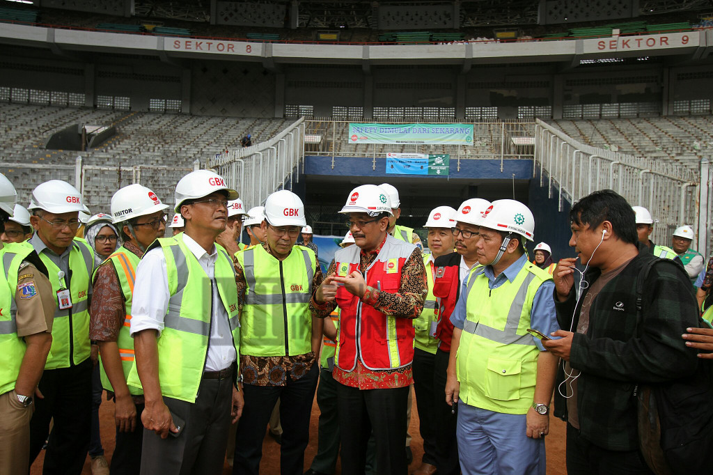 Wakil Gubernur DKI Jakarta Djarot Saiful Hidayat (tengah) saat meninjau renovasi Stadion Utama Gelora Bung Karno (SUGBK), Senayan, Jakarta, Selasa (18/10/2016)