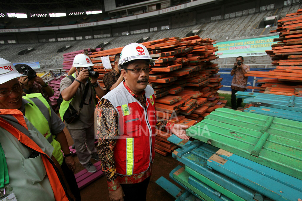 Wakil Gubernur DKI Jakarta Djarot Saiful Hidayat (tengah) saat meninjau renovasi Stadion Utama Gelora Bung Karno (SUGBK), Senayan, Jakarta, Selasa (18/10/2016)