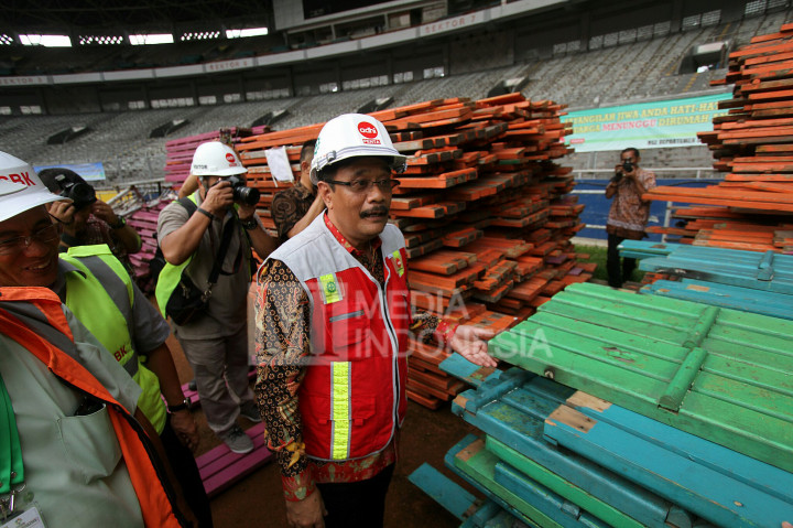 Wakil Gubernur DKI Jakarta Djarot Saiful Hidayat (tengah) saat meninjau renovasi Stadion Utama Gelora Bung Karno (SUGBK), Senayan, Jakarta, Selasa (18/10/2016)