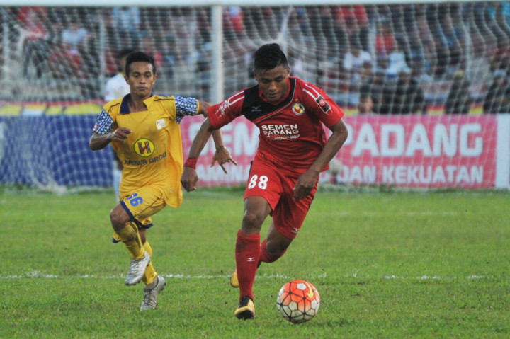 Pesepakbola Semen Padang FC Irsyad Maulana (kanan) menggiring bola dibayangi pemain Barito Putera, Nazarul Fahmi pada pertandingan lanjutan Indonesia Soccer Championship di Stadion GOR H Agus Salim, Padang, Sumatera Barat, Selasa (18/10/2016)