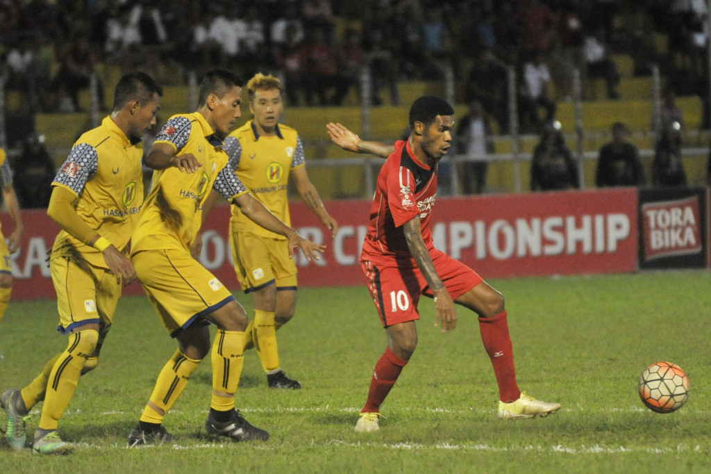 Pesepakbola Semen Padang FC Vendry Mofu (kanan) menggiring bola dibayangi sejumlah pemain Barito Putera pada pertandingan lanjutan Indonesia Soccer Championship, di Stadion GOR H Agus Salim, Padang, Sumatera Barat, Selasa (18/10/2016)