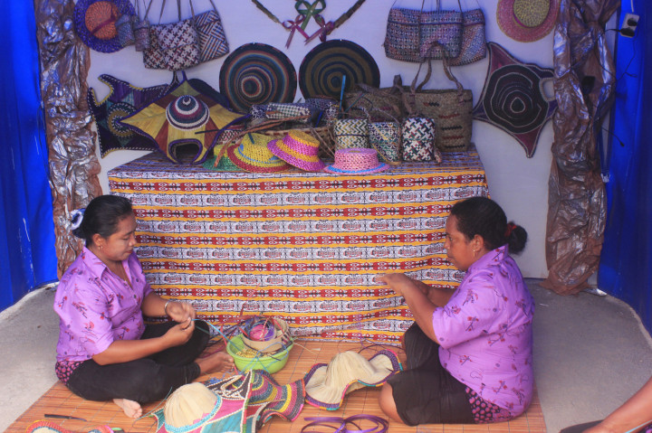 Mama dari Kampung Arborek menunjukkan kemampuan menganyam pada Festival Pesona Raja Ampat di Pantai Waisai Torang Cinta (WTC) Raja Ampat, Papua Barat, Selasa (18/10/2016)