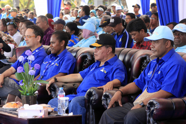 Gubernur Papua Barat, Abraham Atururi (kedua kanan) didampingi Bupati Raja Ampat Faris Umlati (kanan) menghadiri Festival Pesona Raja Ampat di Pantai Waisai Torang Cinta (WTC) Raja Ampat, Papua Barat, Selasa (18/10/2016)