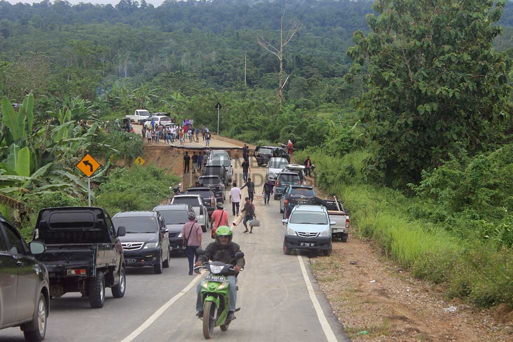 Puluhan mobil terjebak kemacetan akibat jalan trans Kalimantan yang menghubungkan Kalimantan Timur dan Kalimantan Utara putus total.