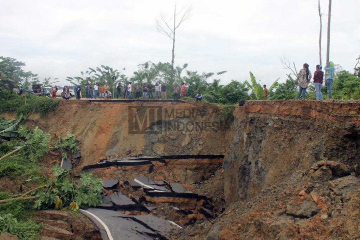 Jalan yang merupakan satu-satunya penghubung kedua provinsi tersebut longsor akibat tergerus air hujan yang mengguyur kawasan tersebut sepanjang Senin (17/10/2016).