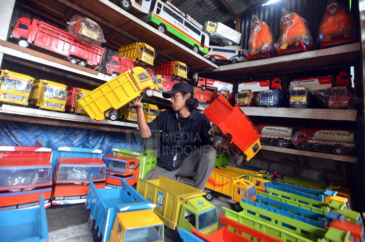Calon pembeli melihat-lihat mobil mainan kayu