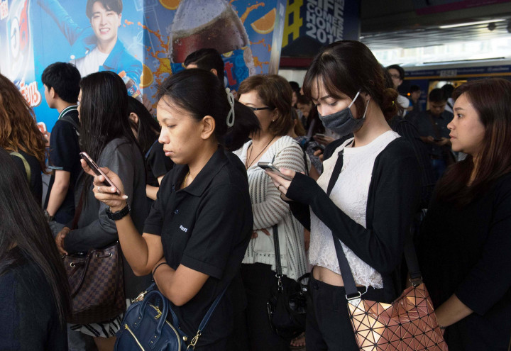 Antrain warga di sebuah stasiun KRL di Bangkok. Selama satu tahun masa berkabung, pemerintah Thailand menghimbau warga mengenakan pakaian warna hitam di dalam setiap kegiatan. AFP PHOTO / ROBERTO SCHMIDT