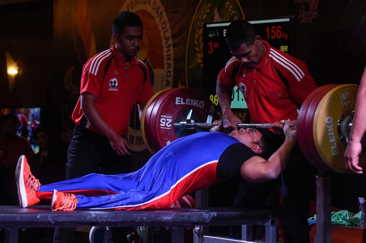 Atlet Jawa Barat, Ahmad Hidayat bersiap melakukan angkatan pada cabang angkat berat kelas 59 kg putra Peparnas XV.
