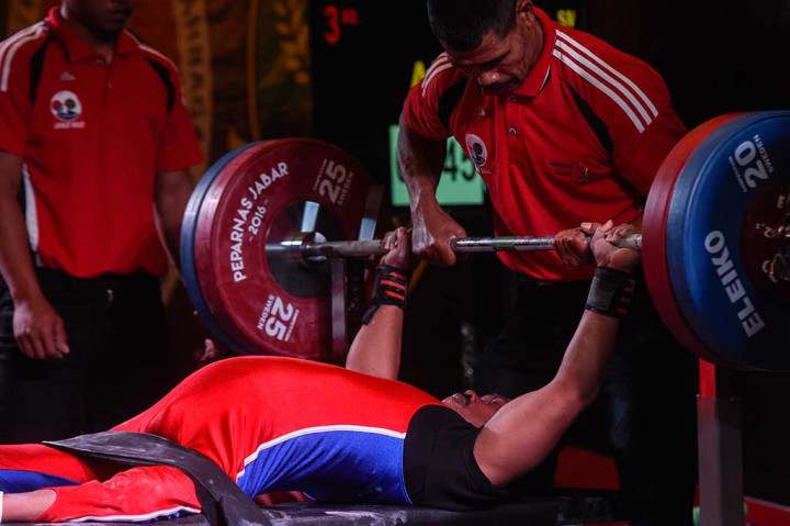 Atlet Sumatera Utara, Ali M Arsyad melakukan angkatan pada kelas 59 kg putra Peparnas XV.