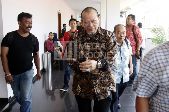 Tersangka kasus dugaan korupsi penyalahgunaan dana hibah di Kamar Dagang dan Industri Indonesia (Kadin) Jawa Timur, La Nyalla Mahmud Mattalitti (tengah) keluar dari ruangan usai mengikuti sidang lanjutan kasus dana hibah Kadin Jawa Timur di Pengadilan Tipikor, Jakarta, Rabu (19/10/2016)
