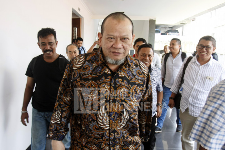 Tersangka kasus dugaan korupsi penyalahgunaan dana hibah di Kamar Dagang dan Industri Indonesia (Kadin) Jawa Timur, La Nyalla Mahmud Mattalitti keluar dari ruangan usai mengikuti sidang lanjutan kasus dana hibah Kadin Jawa Timur di Pengadilan Tipikor, Jakarta, Rabu (19/10/2016)