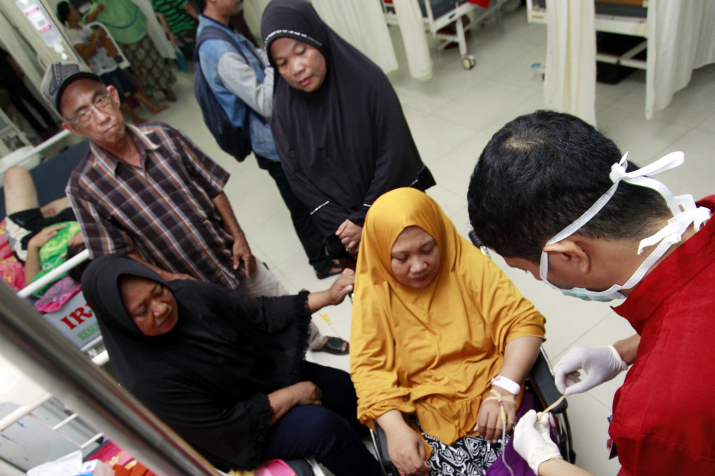 Perawat memeriksa kondisi salah seorang korban keracunan makanan di Rumah Sakit Aloe Saboe, Kota Gorontalo, Gorontalo, Rabu (19/10/2016)