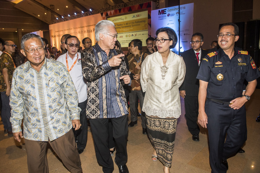 Menko Perekonomian Darmin Nasution (kiri), Menkeu Sri Mulyani (kedua kanan), Mendag Enggartiasto Lukito (kedua kiri), dan Dirjen Bea dan Cukai Heru Pambudi (kanan) berbincang usai membuka Jakarta International Logistics Summit and Expo (JILSE) 2016 di JIEXPO Kemayoran, Jakarta, Rabu (19/10/2016)