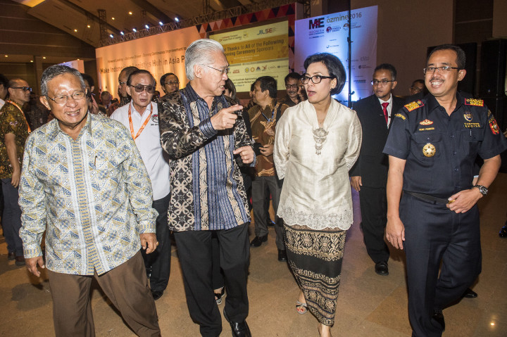 Menko Perekonomian Darmin Nasution (kiri), Menkeu Sri Mulyani (kedua kanan), Mendag Enggartiasto Lukito (kedua kiri), dan Dirjen Bea dan Cukai Heru Pambudi (kanan) berbincang usai membuka Jakarta International Logistics Summit and Expo (JILSE) 2016 di JIEXPO Kemayoran, Jakarta, Rabu (19/10/2016)