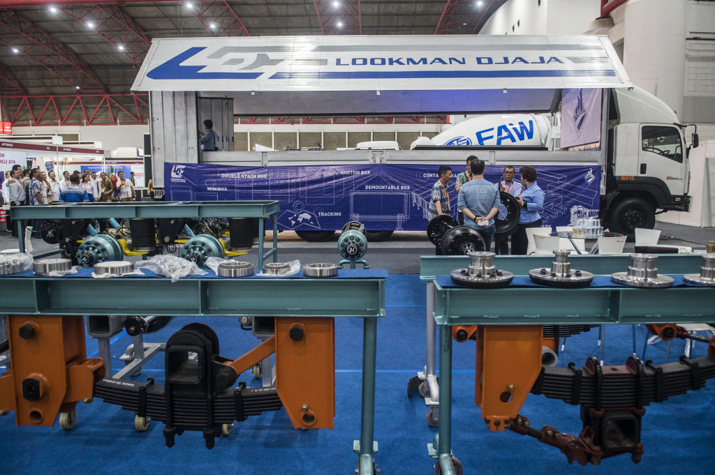 Pengunjung melihat truk peti kemas saat ajang Jakarta International Logistics Summit and Expo (JILSE) 2016 di JIEXPO Kemayoran, Jakarta, Rabu (19/10/2016)