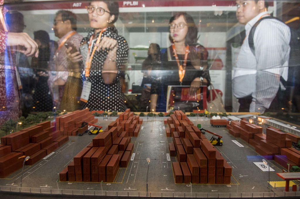 Pengunjung melihat maket peti kemas saat ajang Jakarta International Logistics Summit and Expo (JILSE) 2016 di JIEXPO Kemayoran, Jakarta, Rabu (19/10/2016)