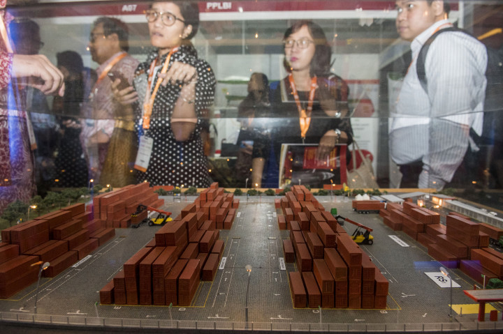 Pengunjung melihat maket peti kemas saat ajang Jakarta International Logistics Summit and Expo (JILSE) 2016 di JIEXPO Kemayoran, Jakarta, Rabu (19/10/2016)