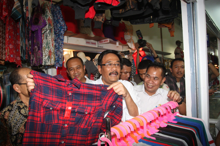 Wagub DKI Jakarta Djarot Saiful Hidayat berbincang dengan pedagang saat meninjau tempat penampungan sementara (TPS) Pasar Rumput, Jakarta, Rabu (19/10/2016)