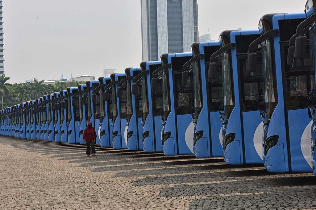 Deretan armada baru bus TransJakarta diparkir di kawasan Monas, Jakarta, Rabu (19/10/2016).