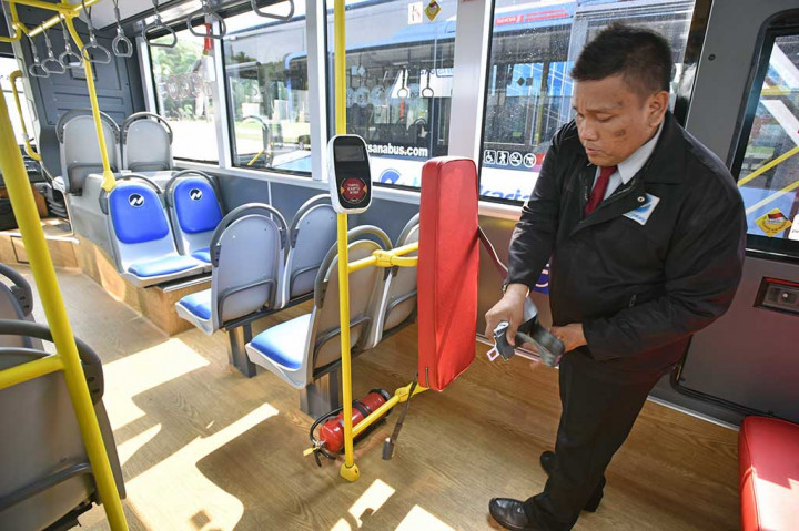 Petugas mengecek fasilitas bagi penyandang disabilitas di salah satu armada baru bus TransJakarta.
