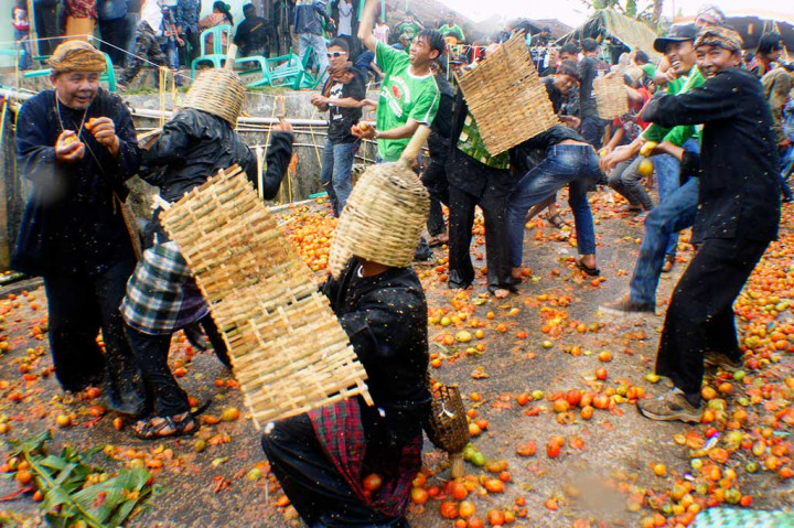 Ritual Perang Tomat yang diselenggarakan setiap tahun selain sebagai sarana hiburan dan wisata masyarakat, juga merupakan ungkapan untuk membuang segala bentuk hal buruk dalam masyarakat dengan perumpamaan tomat busuk. 