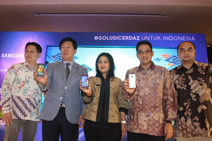 (Dari kiri) Vice President Samsung R&D Institute Indonesia Alfred Budiman, President of Samsung Electronics Indonesia Jae Hoon Kwon, Marketing Director IT & Mobile Samsung Electronics Indonesia Vebbyna Kaunang, Head of Product Marketing IT & Mobile Samsung Electronics Indonesia Denny Galant, dan Head of Open Market Handset PT Smartfren Telecom Tbk Andrianto Herlambang menunjukkan produk smartphone Samsung Z2 saat peluncuran produk tersebut di Jakarta, Rabu (19/10/2016).