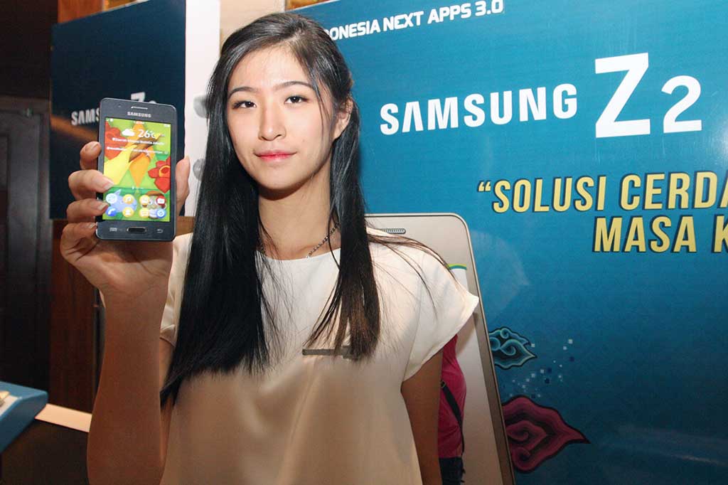 Model menunjukkan produk smartphone Samsung Z2.