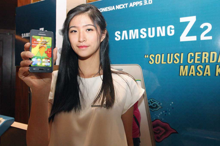 Model menunjukkan produk smartphone Samsung Z2.