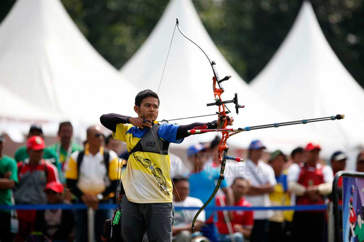 Pemanah Jawa Barat M Nurhadi berlomba pada final panahan nomor recurve aduan perorangan terbuka putra Peparnas XV/2016 Jabar.
