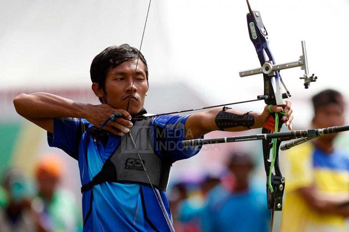 Pemanah Kalsel Darwinto bersiap melepaskan anak panah saat final panahan nomor recurve aduan perorangan terbuka putra.