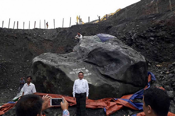 Batu giok raksasa tersebut ditemukan penambang pada kedalaman 60 meter di dalam gunung.