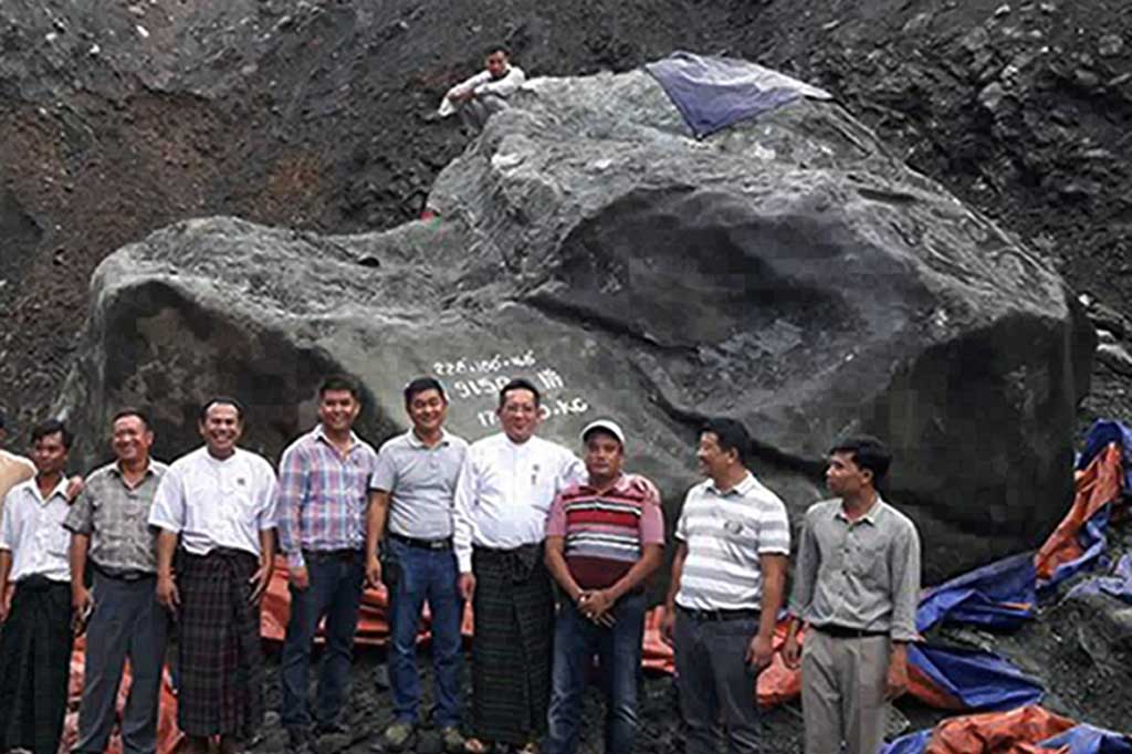 Batu seberat 170 ton tersebut diperkirakan bernilai sekitar USD170 juta (sekitar Rp2,2 triliun).